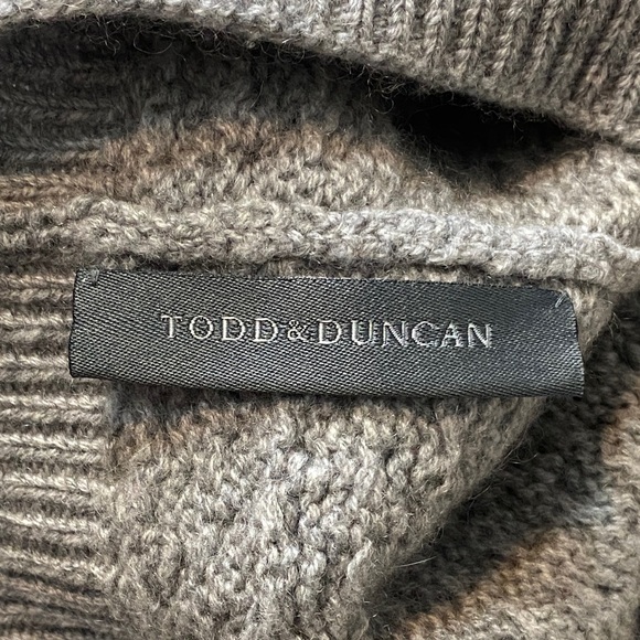 Todd & Duncan 100% Cashmere Heather Gray Knit Infinity Scarf - Picture 2 of 5